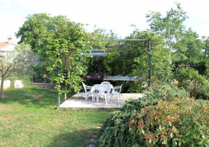 坎法奈尔Villa Dva Pina的花园内带桌椅的庭院