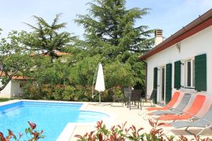 坎法奈尔Villa Dva Pina的一座带游泳池和房子的别墅