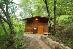 ŠmarjeECO Camp Supot的森林中间的小木屋