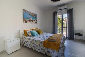MġarrMgarr Waterfront Cosy Apartment 3 by Ghajnsielem Gozo的一间卧室设有一张床和一个窗口