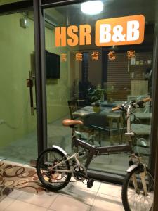 中坜高铁背包客的停在商店窗户前的自行车