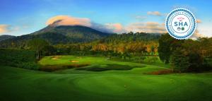 Ban Thap Sai庄他武里高地橡树高尔夫度假村的一座带山的高尔夫球场的画