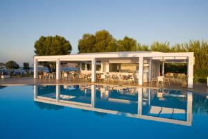 普拉塔尼亚斯Geraniotis Hotel and Resort的别墅前方设有游泳池