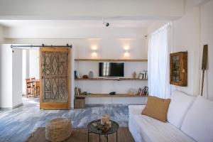 伊亚Spitia Santorini Villa Collection的客厅配有白色沙发和推拉门