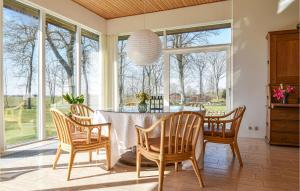 霍尔斯特布罗Awesome Home In Holstebro With Kitchen的一间带桌椅和窗户的用餐室