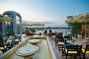 索佐波尔Hotel Villa List的餐厅设有水池和桌椅