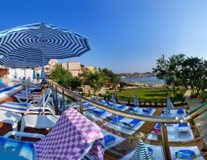 索佐波尔Hotel Villa List的一堆蓝色和白色的椅子和一把伞