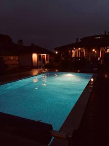 图伦诺沃Family Hotel Old Time的夜间大型蓝色游泳池