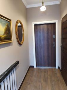 塔尔努夫Ricardpol Noclegi的走廊设有木门和镜子