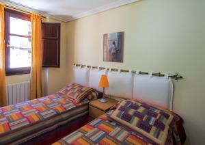 仕格莱奥图扎拉乡间公寓的一间卧室设有两张床和窗户。