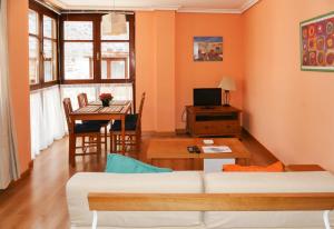 仕格莱奥图扎拉乡间公寓的客厅设有橙色墙壁、沙发和桌子