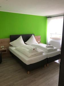 KierspeHotel Unter den Linden的一间卧室设有绿色的墙壁和一张床