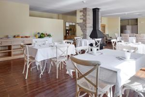 ArrietaHotel Txoriene - Arrieta - HBI01298的一间设有白色桌椅的用餐室