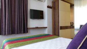 安塔利亚Mono Hotel的一间卧室配有一张带彩虹毯子的床