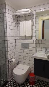 安塔利亚Mono Hotel的白色的浴室设有卫生间和水槽。