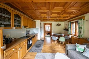 Alpenrelax Haus Weidmannsheil wohnen im romantischen Forsthaus的厨房或小厨房