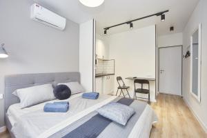 敖德萨City Rooms Apartments的一间卧室配有一张大床和蓝色枕头