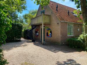 赫鲁特De Windroos | Atelier Aan Zee的享有带门廊的房屋外景