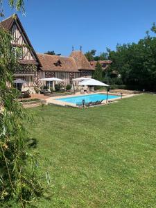 CourcouronnesMarquise Barbot的庭院中带游泳池的房子