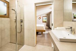 卡尔达罗Apartments Seewinkel的带淋浴和盥洗盆的浴室