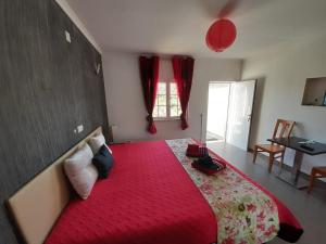 莫托拉Paraíso D`el Rio的一间卧室配有一张带红色毯子的大床