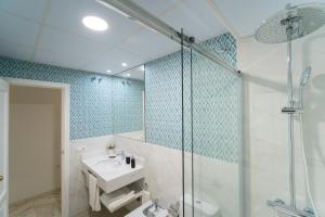 塞维利亚Arco Macarena Suite的一间带水槽和淋浴的浴室