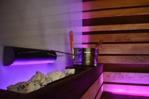 菲乌吉旅游健康及美容酒店的酒吧提供一瓶葡萄酒和岩石