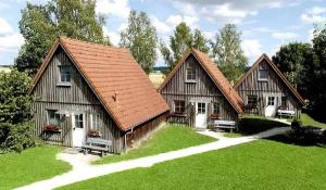 GerolfingenFränkischer Ferienhof Joas的绿地上两个带白色门的谷仓