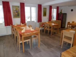 阿峙奇Hotel Restaurant Sunnmatt的用餐室配有木桌和椅子