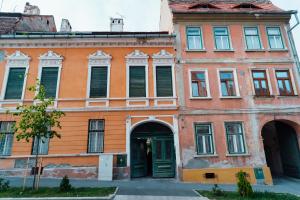 锡比乌Samuel Wagner的一座橙色的建筑,设有绿色的门窗