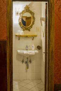 佛罗伦萨阿巴克酒店的浴室设有水槽和墙上的镜子