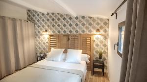 阿维尼翁新城La Villa Dupont d'Avignon的卧室配有白色大床和白色枕头