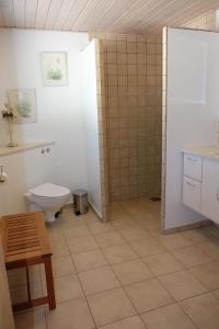 比伦德比隆客房旅馆的一间带卫生间和水槽的浴室