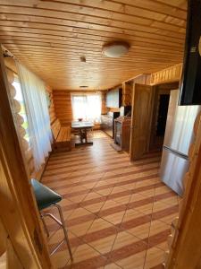 BērzgaleŽubītes的小屋内铺有木地板的客房