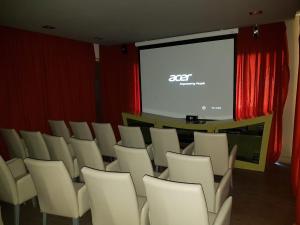 特尔马斯德里奥翁多特马斯铂金全包酒店的一间设有白色椅子和屏幕的讲座室