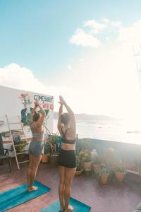 大加那利岛拉斯帕尔马斯Agüita House的两个女人在海滩前的垫子上做瑜伽