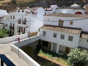 塞特尼尔Casa Cueva El Puente的山丘上的白色建筑群