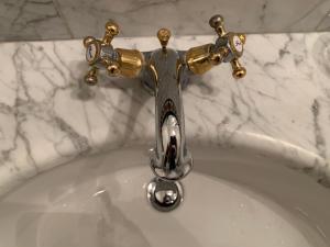 切尔沃Affittacamere San Giorgio的浴室水槽设有水龙头和勺子