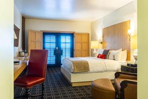 圣何塞瓦伦西亚桑塔纳洛酒店的酒店客房配有一张床、一张桌子和一把椅子。