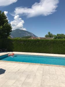LavoursAuberge de la Paillère的山 ⁇ 前的游泳池