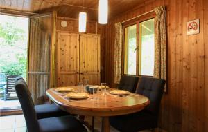 NeedeBeautiful Home In Neede With Wifi的木制用餐室配有木桌和椅子