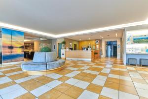马尔切西内拜亚维尔德酒店的大堂设有椅子和棋盘地板