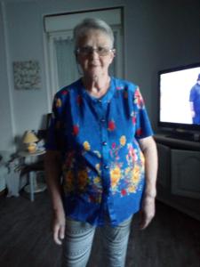 波旁朗西CHEZ MIMI的一位年纪较大的女人站在一间蓝色衬衫的房间