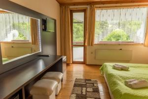 卡洛费尔天堂酒店的一间卧室设有两张床、一张桌子和窗户。