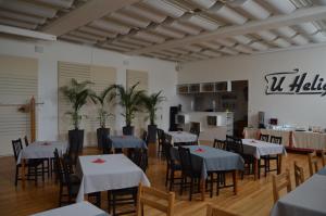 布尔诺优赫利公基酒店的一间带桌椅的用餐室和一间厨房