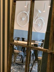 梅斯特阿里斯顿酒店的墙上的桌椅和自行车