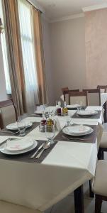 斯特鲁加Hotel Prestige Struga的一张桌子上放着白板和银器