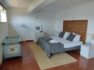 雷森迪Paraíso Hills - Encostas do Paraíso: tranquilidade no Douro的一间卧室配有一张大床和木制床头板
