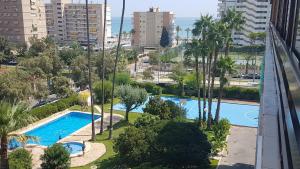 阿利坎特Apartament Los Planetas的城市中两个游泳池的景色