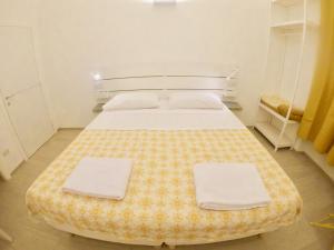 萨沃纳Central Savona B&B的一间卧室配有一张大床和毛巾
